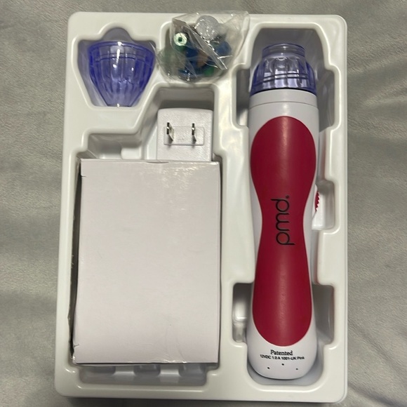 PMD Classic Personal
Microderm Exfoliation Device in hot Pink - Picture 11 of 16